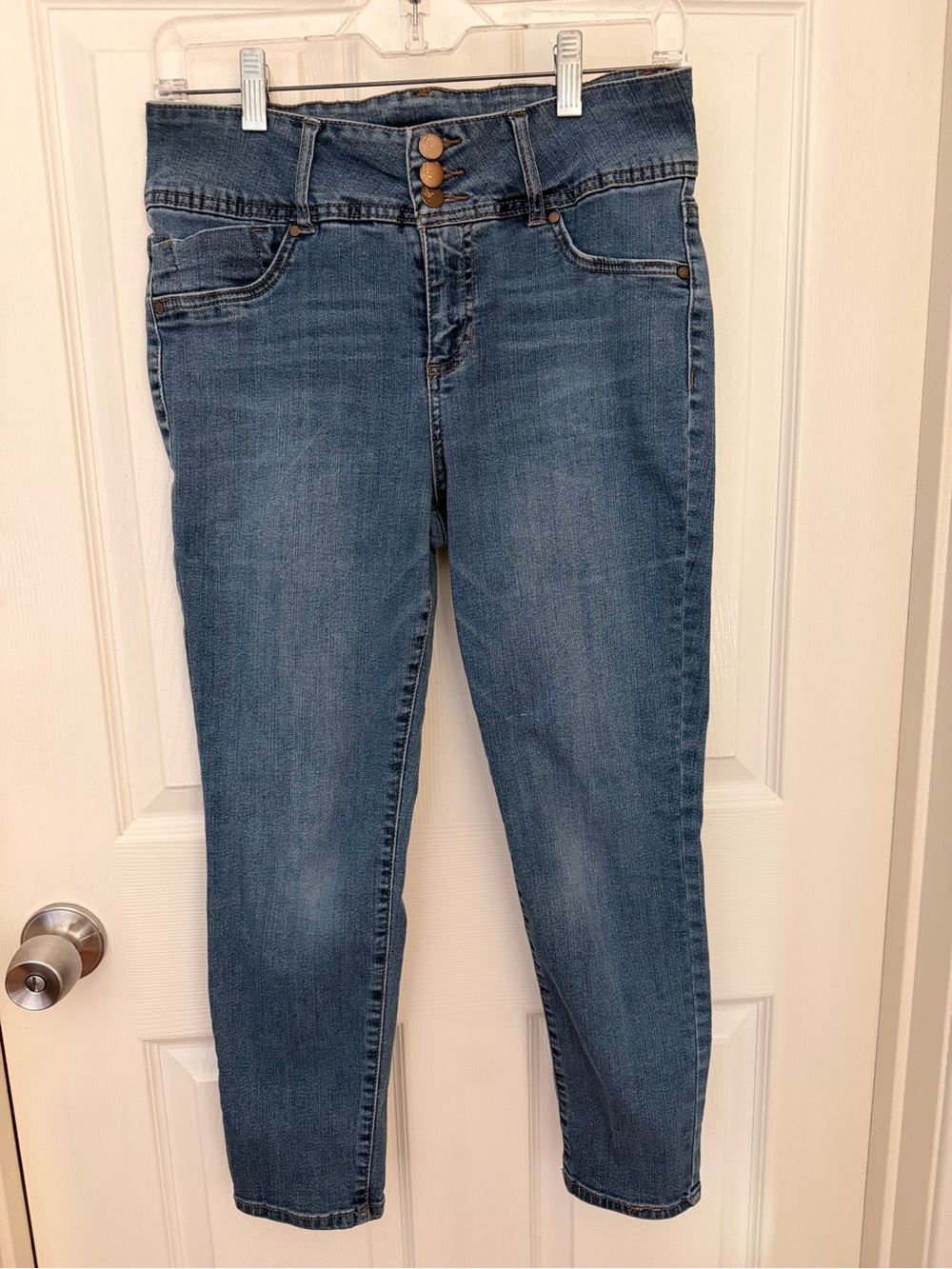 d. jeans High-Rise Skinny Jeans
Women's Blue Medium Wash 3-Button, Size 8 - Picture 5 of 9